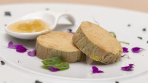 libamáj paté tányéron virágokkal díszítve