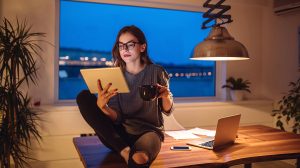 nő kávét iszik és pihen otthon