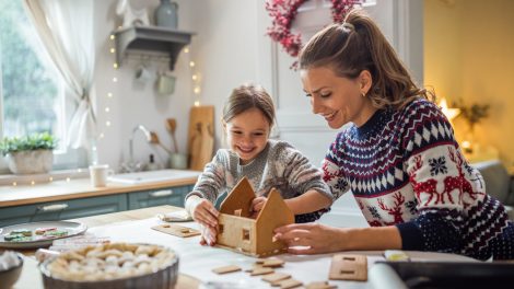 anya és lánya mézeskalács házikót épít