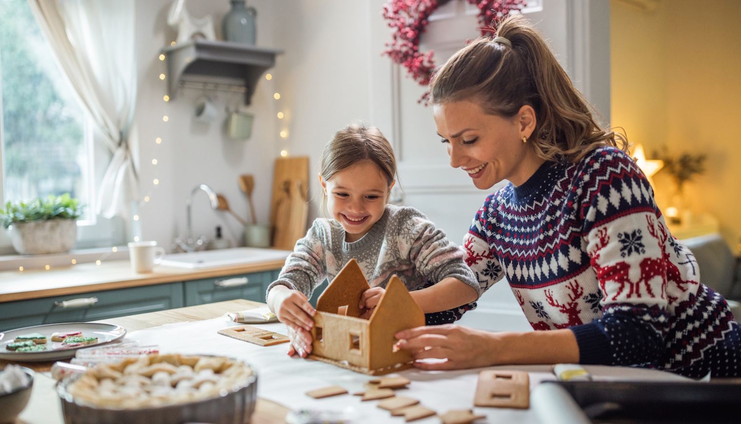 anya és lánya mézeskalács házikót épít
