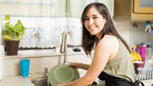 nő vidáman mosogat