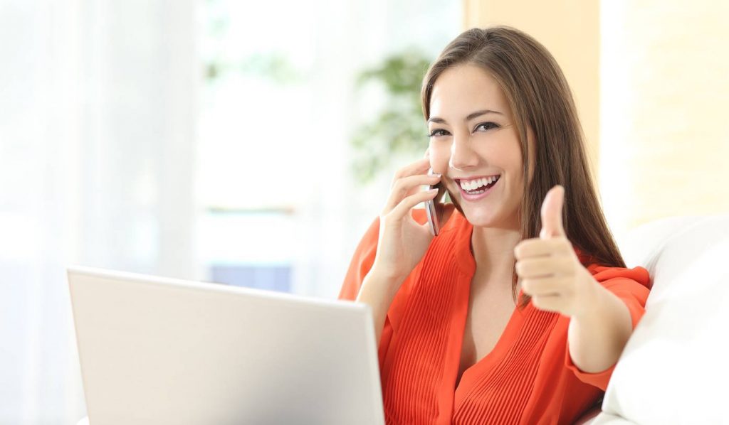 nő telefonál laptop van előtte