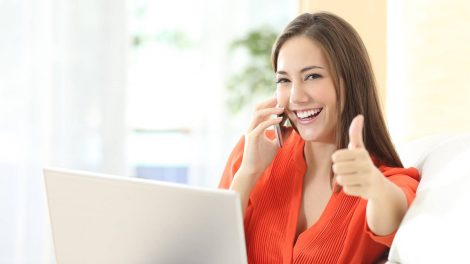 nő telefonál laptop van előtte