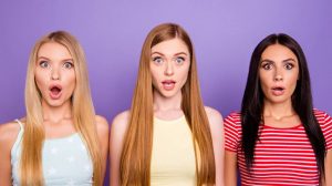 három nő meglepődik
