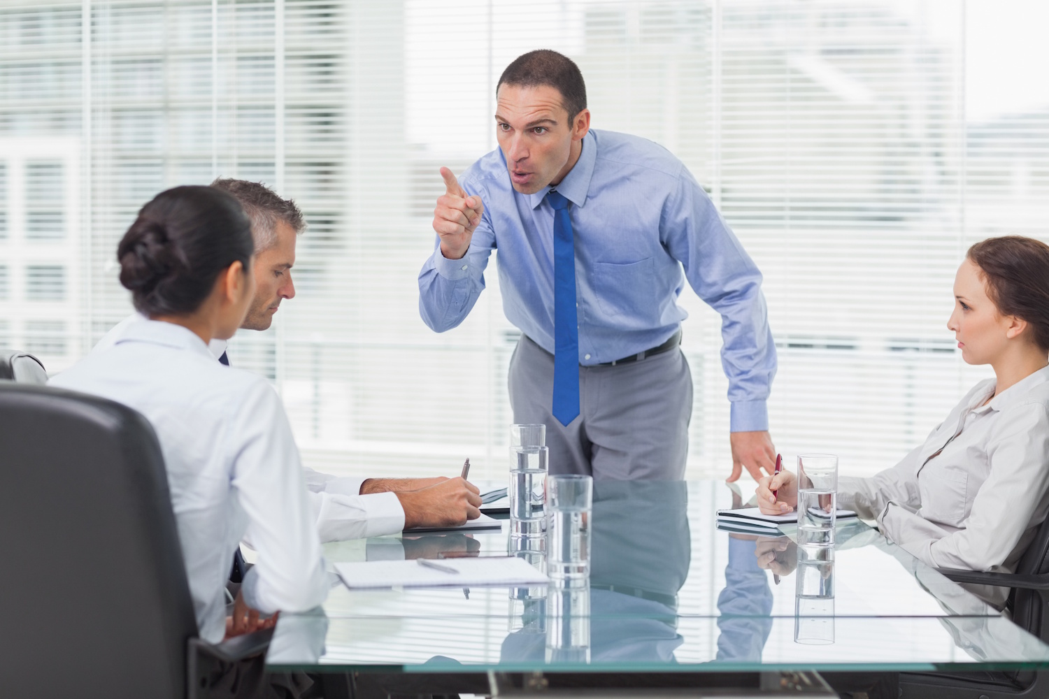 Egy meeting a munkahelyen, ahol a főnök épp leszid valakit