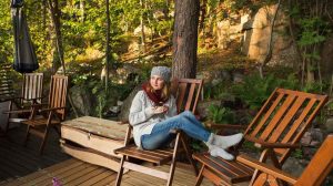 nő ősszel ül a teraszon