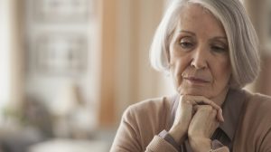 szomorú idős nő