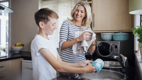 Egy fiú és az anyukája mosogatnak