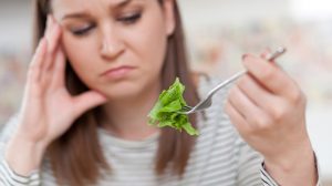 undorodva eszik salátát egy nő