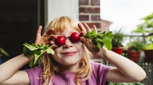 retket tesz a szeme elé egy kislány viccből