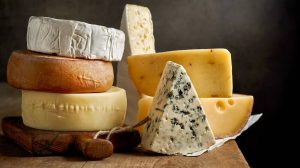 különböző sajtok a konyhapulton