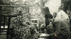 1941-ben szalonnát sütnek az emberek