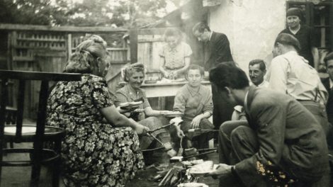 1941-ben szalonnát sütnek az emberek