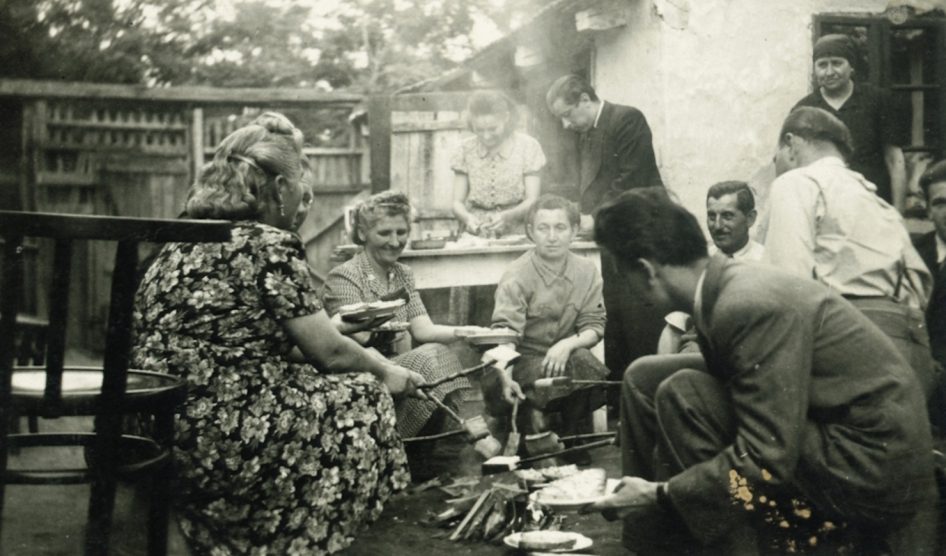 1941-ben szalonnát sütnek az emberek