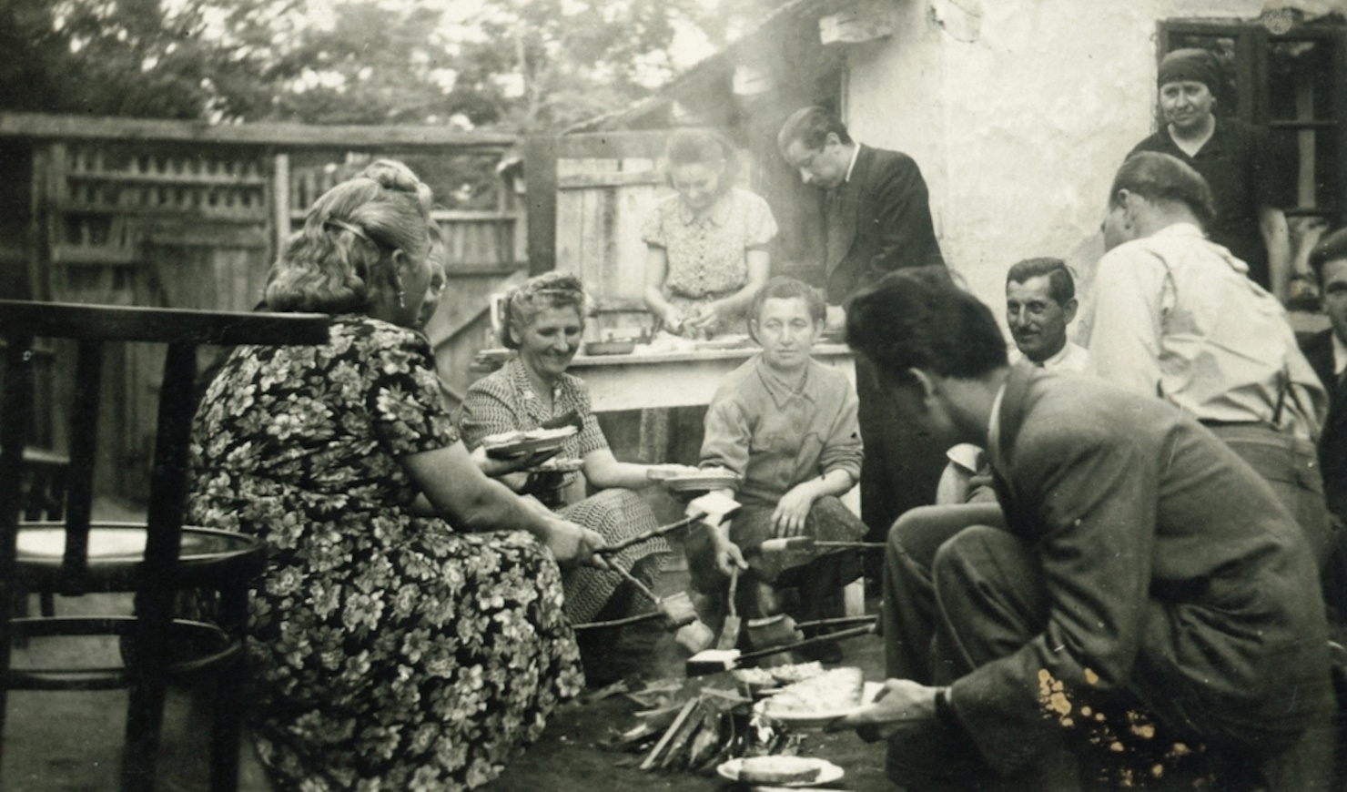 1941-ben szalonnát sütnek az emberek