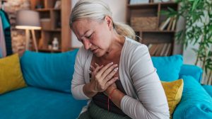 szívinfarktust kap egy idős nő