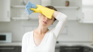 fáradtan takarít egy nő