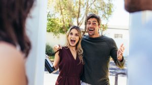 Egy pár vendegségbe érkezik