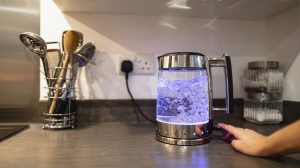 átlátszó vízforralóban forr a víz