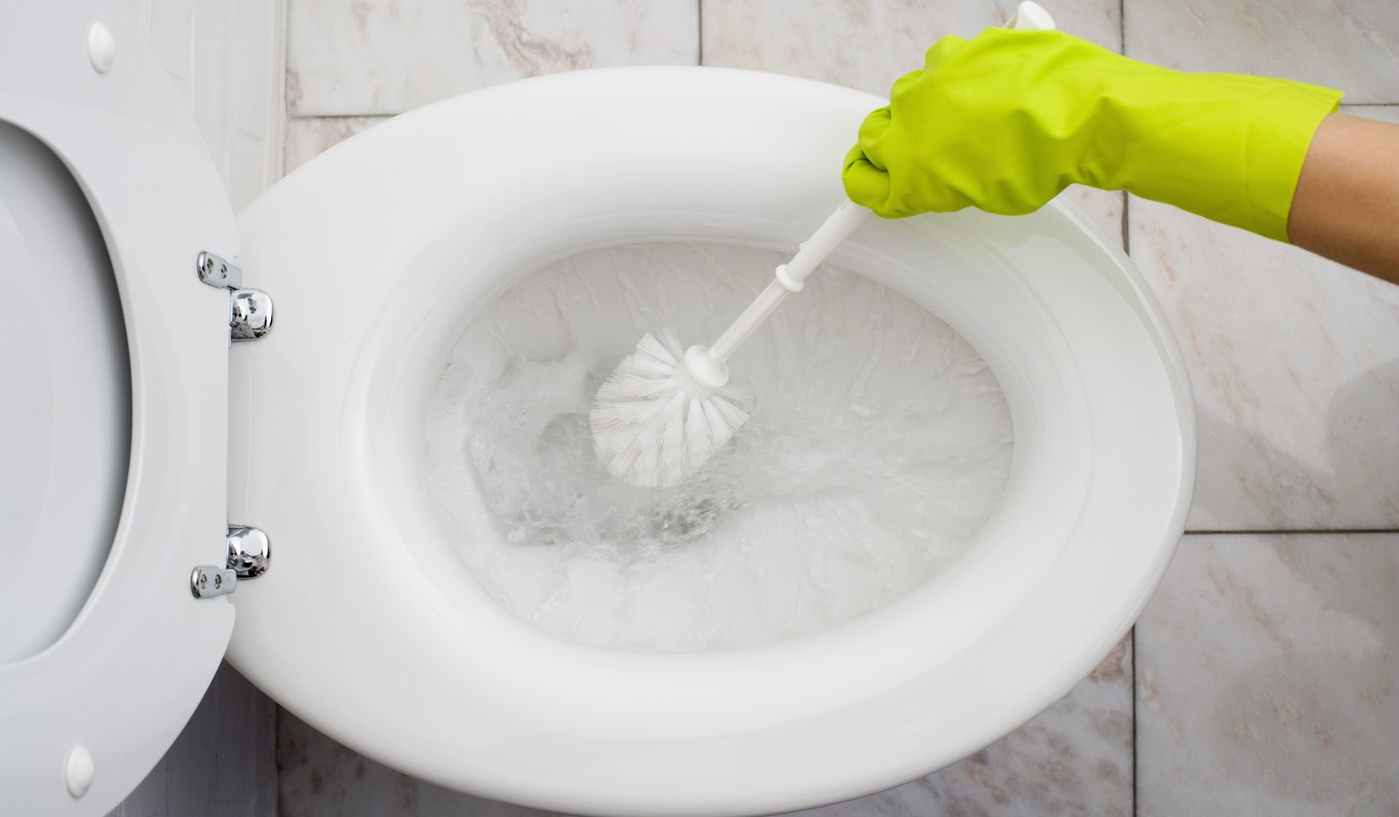 nő gumikesztyűben wc-t sikál