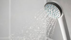 zuhanyfejből jön a víz