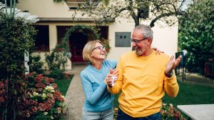 Idősebb pár új házkulcsot tart a kezében