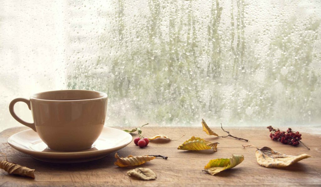 párás ablak előtt kávé és őszi falevekek