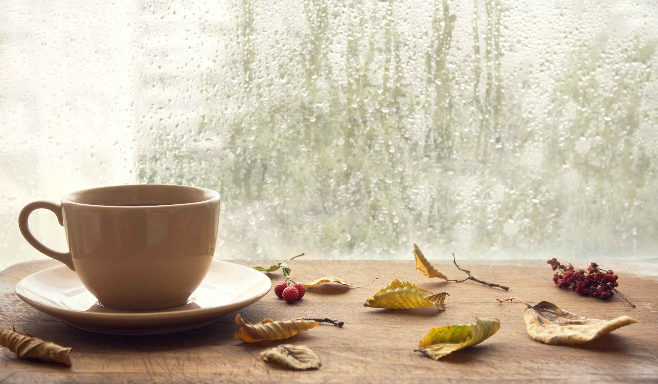 párás ablak előtt kávé és őszi falevekek