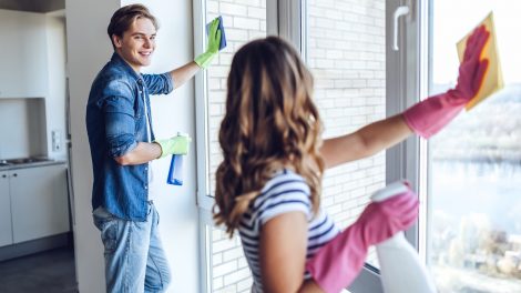 Egy pár ablakot mos