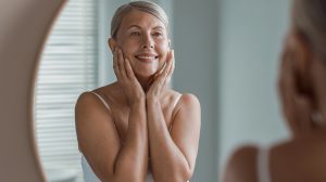 középkorú nő arcmasszázst végez