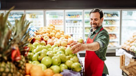 férfi dolgozó feltölti a bolt polcait az aldiban