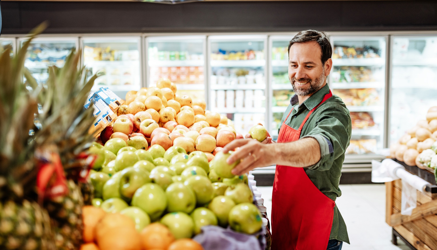 férfi dolgozó feltölti a bolt polcait az aldiban