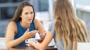 két nő komoly dolgokról beszélget