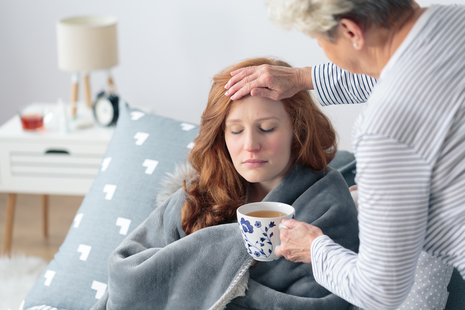 Egy nőt ápol az anyukája mert beteg