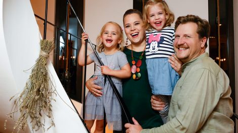 Vágó Zsuzsi, férje, Dévényi Tamás hangmérnök és iker kislányaik: Hédi és Lujzi