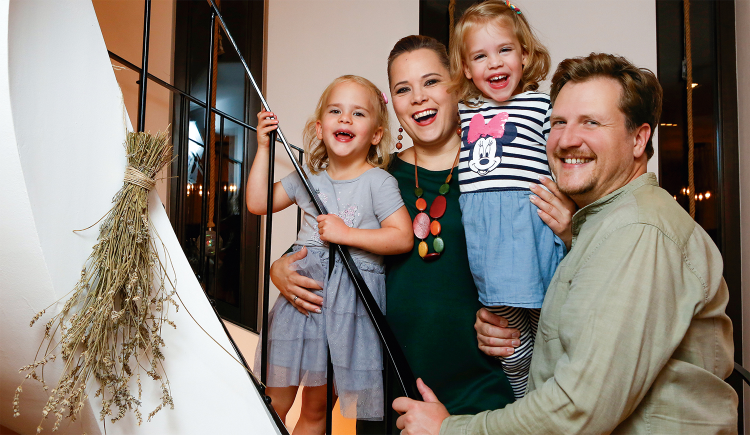 Vágó Zsuzsi, férje, Dévényi Tamás hangmérnök és iker kislányaik: Hédi és Lujzi