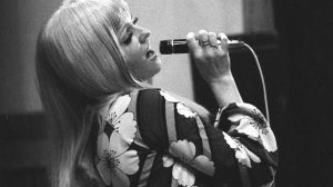 Cserháti Zsuzsa mikrofonba énekel