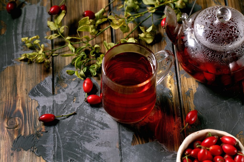 csipkebogyó tea bögrében