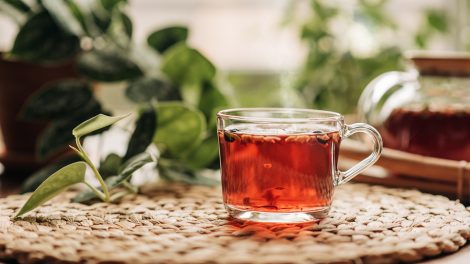 csipkebogyó tea bögrében