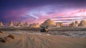 kairó mellett naplemente a sivatagban