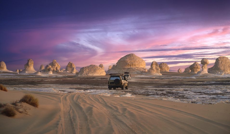 kairó mellett naplemente a sivatagban