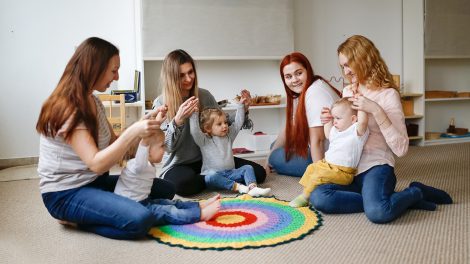 Anyák csoportja babákkal