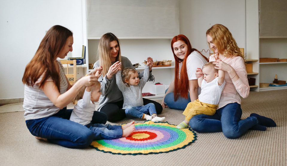 Anyák csoportja babákkal