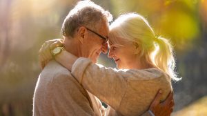 Idős pár ölelkezik az őszi parkban