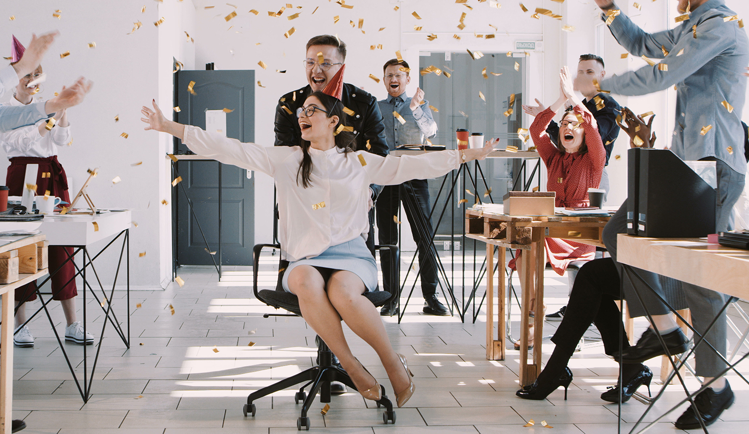 Boldog fiatal nő ünnepli születésnapját egy partin a kollégáival