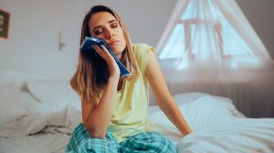 Nő jegeli az arcát