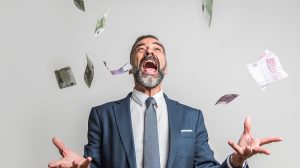 Egy férfi örül a pénznek