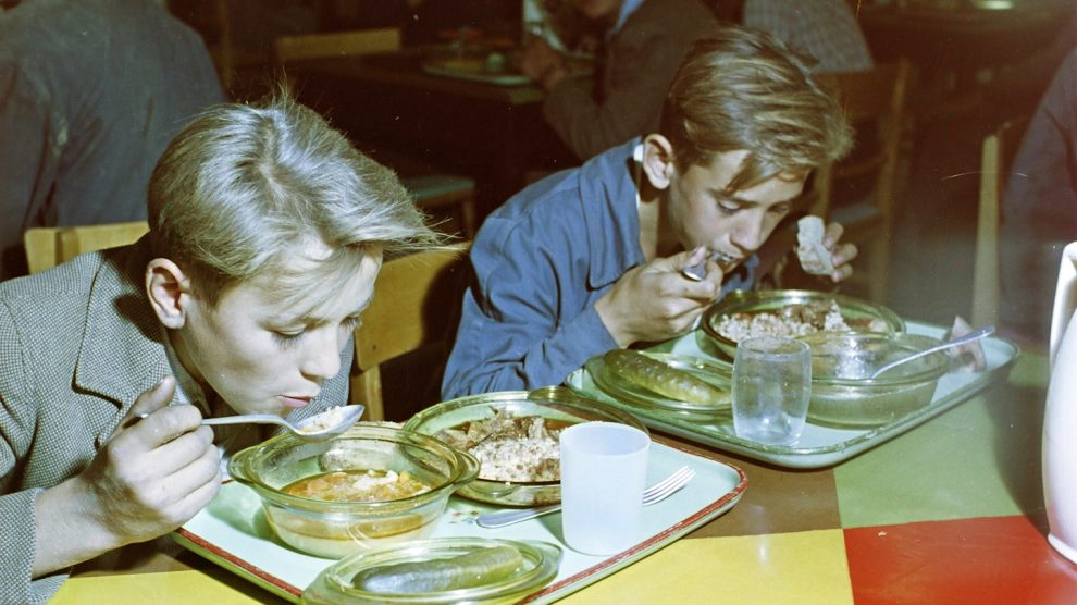 menzán ebédelnek fiatalok 1980-ban