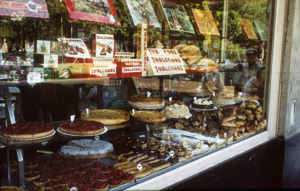 cukrászda kirakata az 1980-as években magyarországon