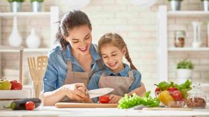 anya és lánya főznek a konyhában